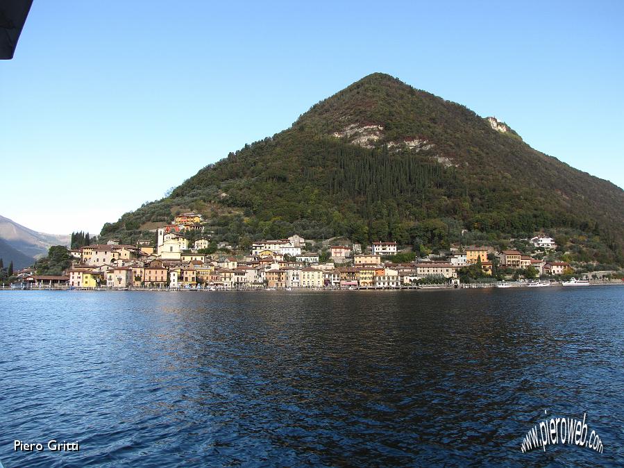 04 Monte Isola con sulla cima Madonna della Ceriola.jpg